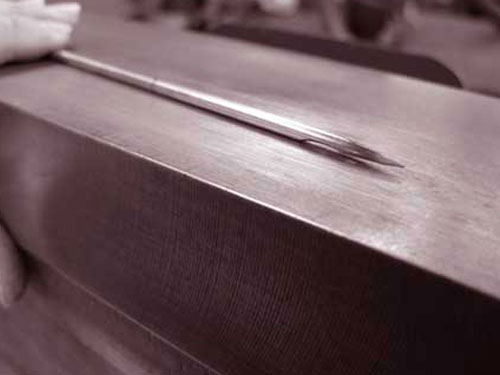 曲がりなく、おうとつなく、成形されているか全て検査します。